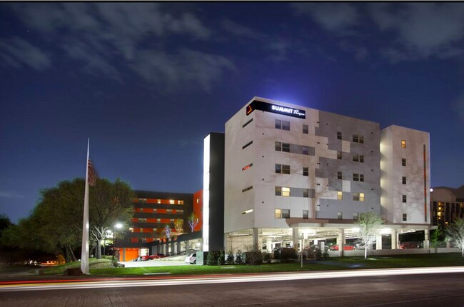 Foto del edificio - 12777 Merit Dr