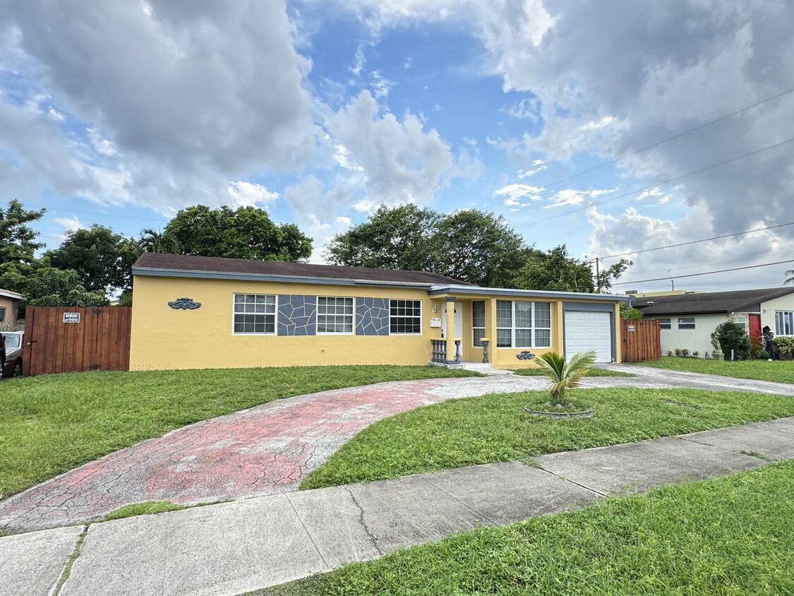 Foto principal - 620 NW 186th St