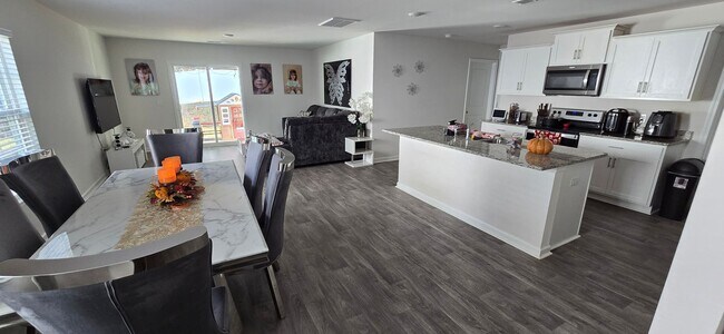 Foto del edificio - Big home for a big family!