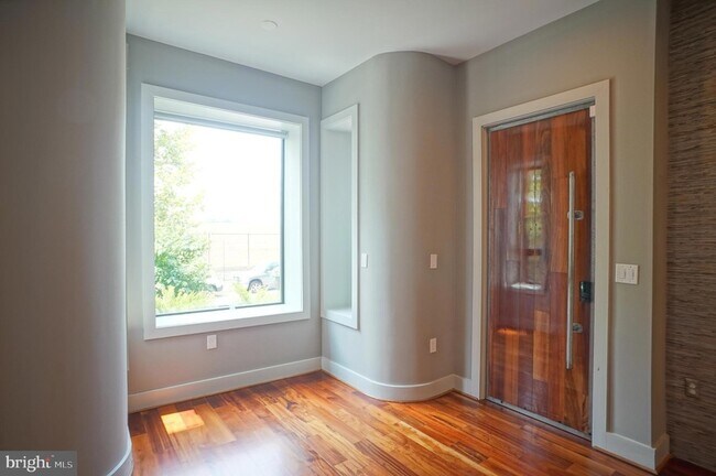 Foto del edificio - 2419 1st St NW