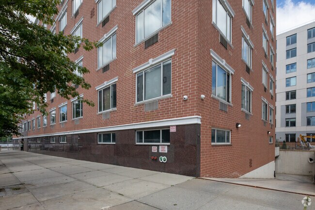 Building Photo - Hallets Cove