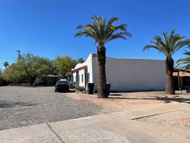Building Photo - Quaint 2 Bedroom and 1 Bath Triplex!