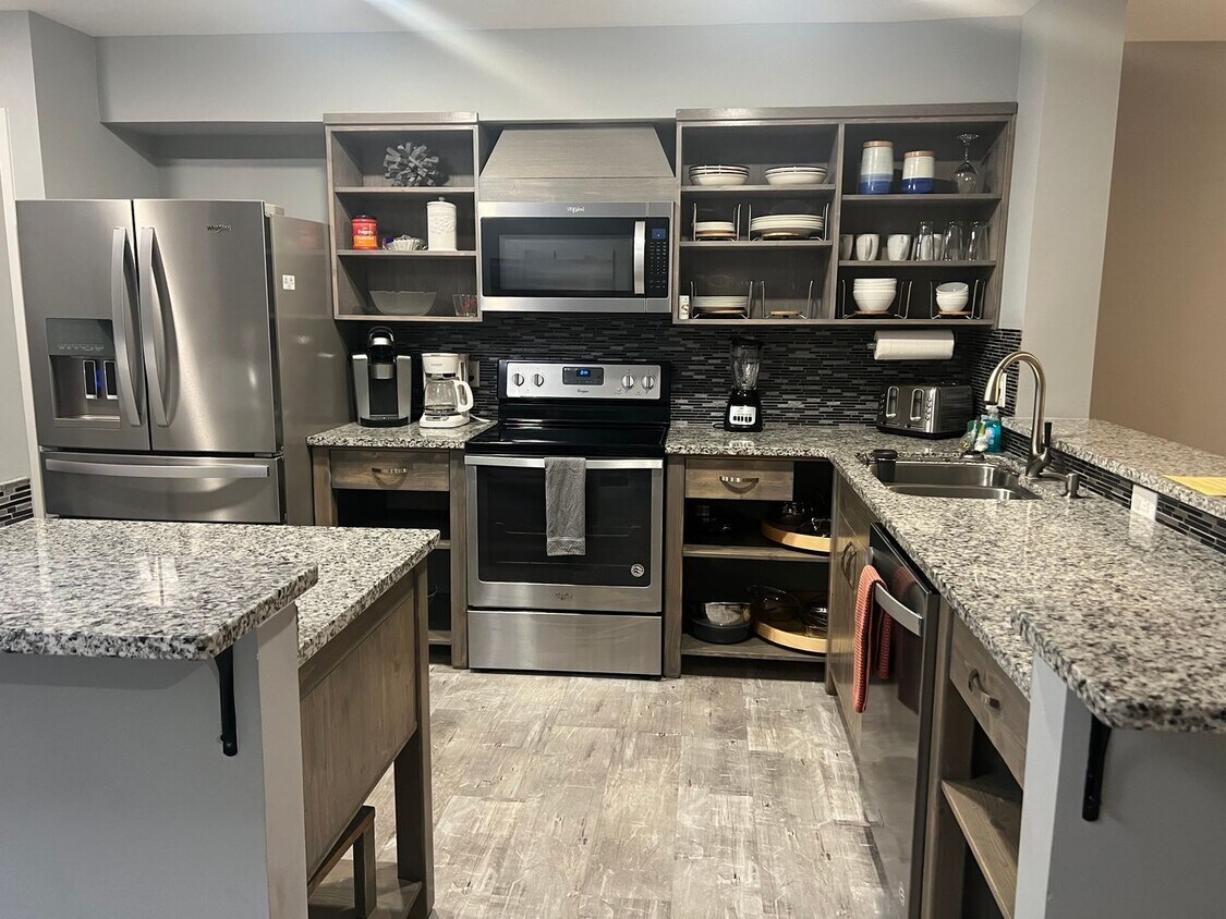 Foto principal - Updated First Floor, One Level Condo - Wal...