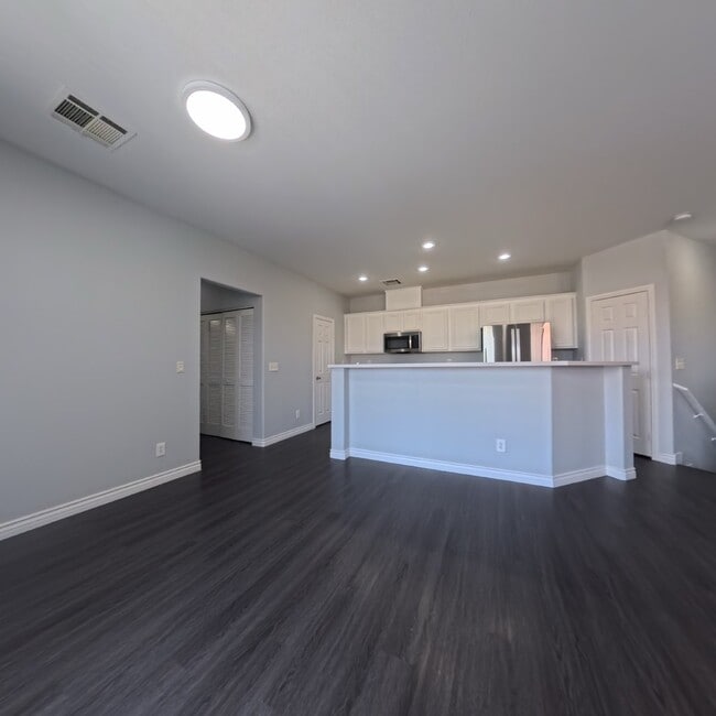 Building Photo - 2Bedroom With Attached Car Garage