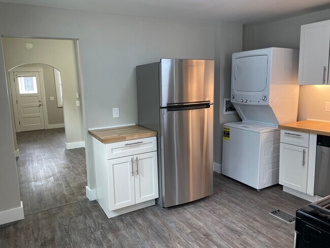 Foto del edificio - 1585 E 32nd St