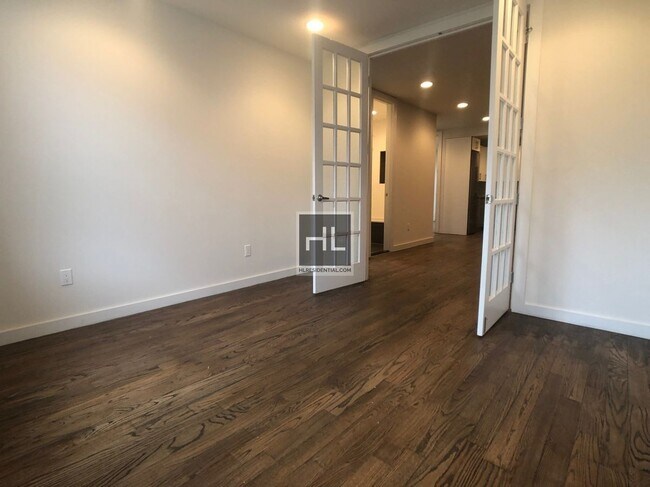 Building Photo - RIVERSIDE DRIVE / Spacious Riverside Drive...