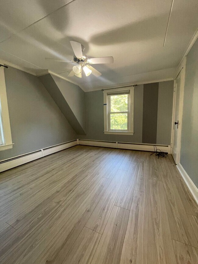 Foto del edificio - Newly Renovated 4 bedroom / 2 bathroom sin...