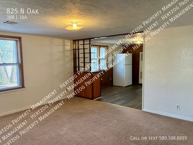 Building Photo - 825 N Oak-