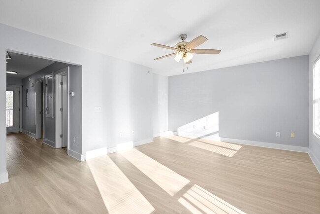 Foto del edificio - Beautiful 2 Bedroom Condo For Rent Near APSU!