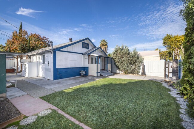 Building Photo - Charming 2 Bed/1 Bath Cottage w/ In-Unit L...