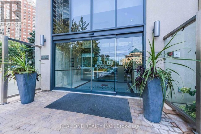 Photo du bâtiment - 330 Burnhamthorpe Rd W