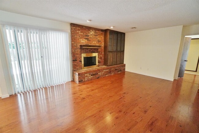 Building Photo - Cute 3 bed, 2 bath home near campus