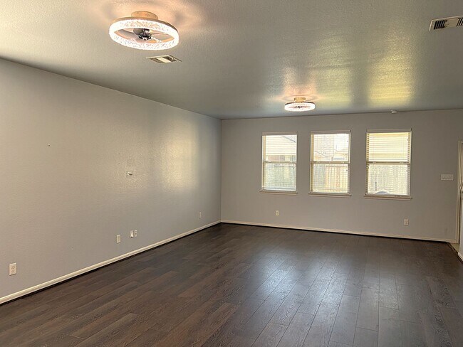 Foto del edificio - Spacious Four Bedroom Home Conveniently Located in Carpenters Landing