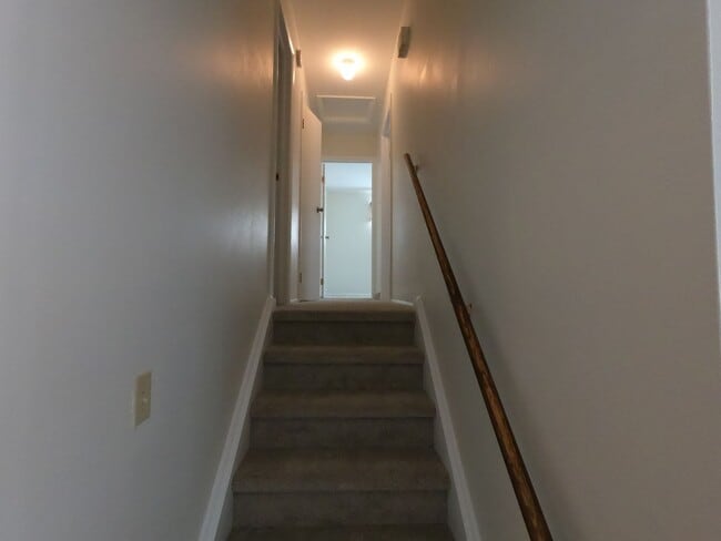 Building Photo - Available Now! Charming 3-bedroom, 1.5-bat...