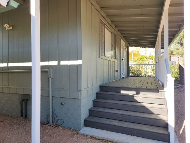 Building Photo - 2 Bed / 1 Bath with Oversized single car garage