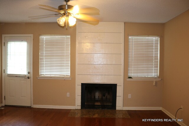 Building Photo - 2 BEDROOM TOWNHOUSE IN ZACHARY