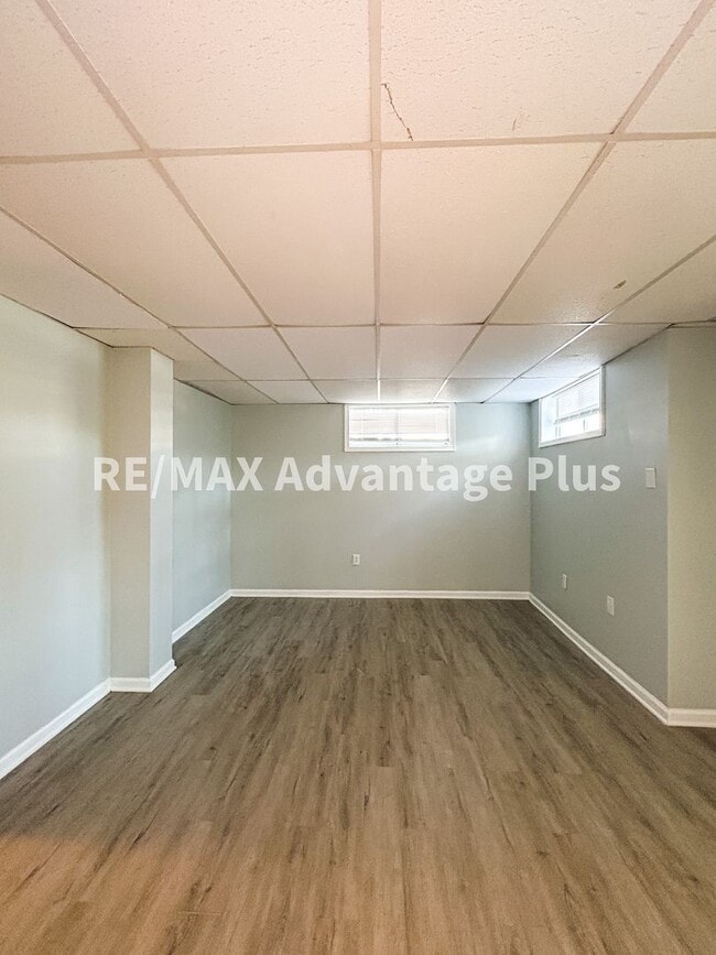 Building Photo - 400 S Main St