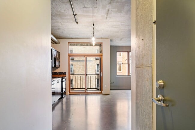 Building Photo - Old Town Lofts - South Facing Studio w/par...