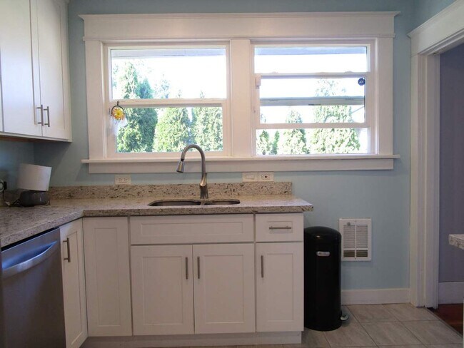Building Photo - 2 Bedroom, 2 Bathroom Home North Proctor i...