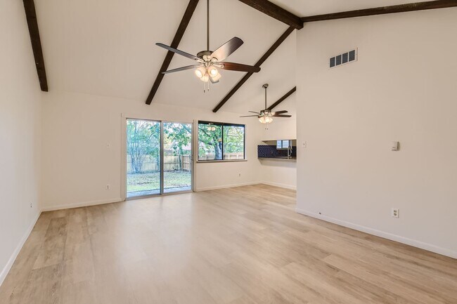 Building Photo - Adorable House in South Austin!