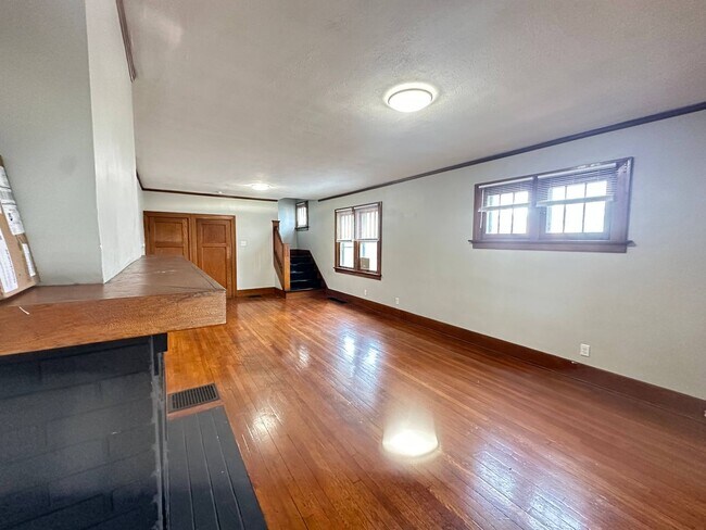 Foto del edificio - 8 E Hillcrest Ave