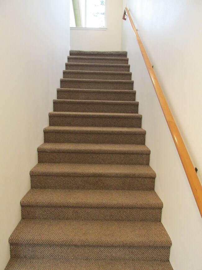 Building Photo - 3 Bedroom House in Burlington