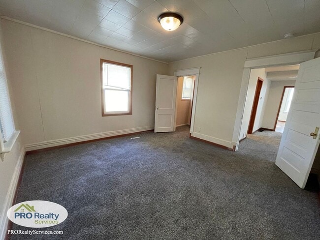 Building Photo - 3 Bedroom Plus Den Home