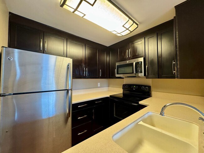 Foto del edificio - Beautiful 2B/2BA Condo in UTC!