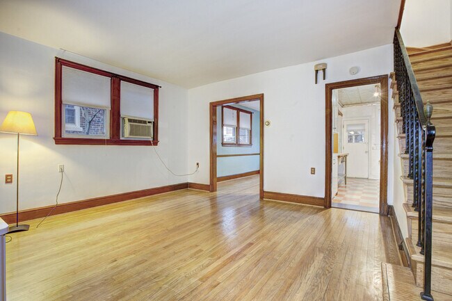 Foto del edificio - Unique and SPACIOUS 3 bedroom 2 bathroom H...