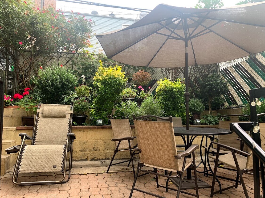 Patio trasero compartido - 636 Lafayette Ave