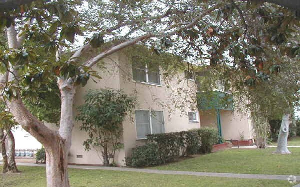 Foto del edificio - 7933 Alverstone Ave