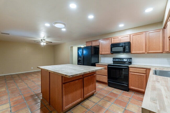 Building Photo - 1025 W 12th Pl