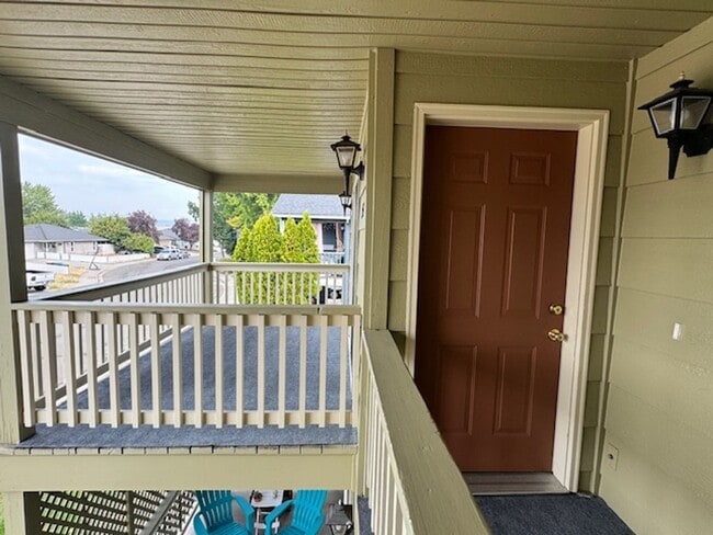 Building Photo - 3 Bedroom Upstairs Condo with Garage