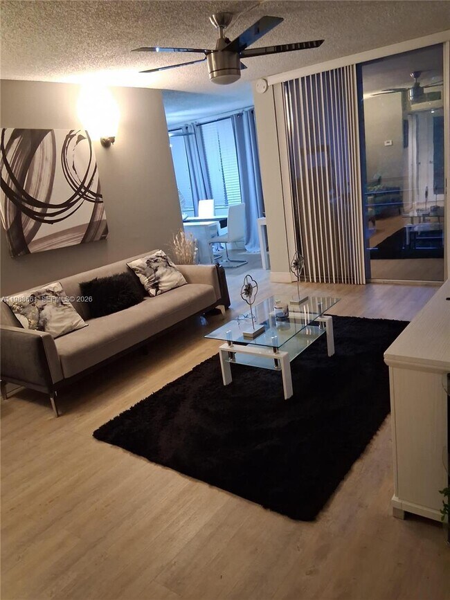 Foto del edificio - 9450 Live Oak Pl