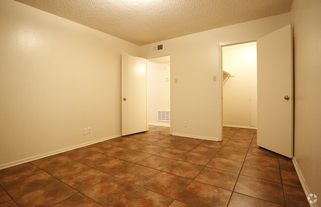 1BR/1BA -650SF - Chateau Creole Apartments