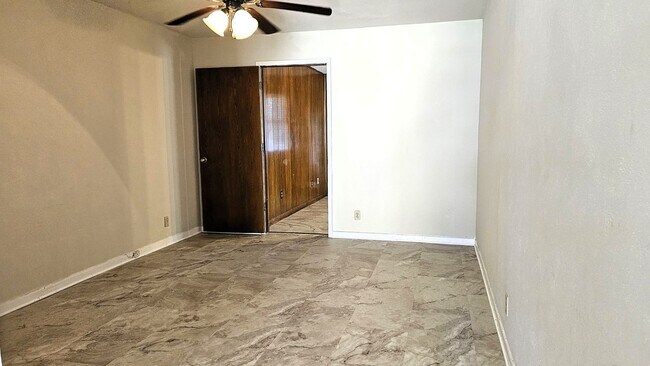 Building Photo - CUTE WESTERN HILLS HOME!