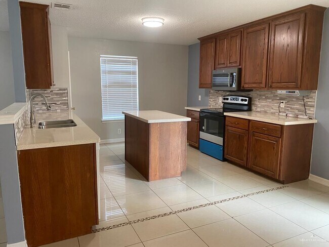 Building Photo - 2124 Llano Molano Ln