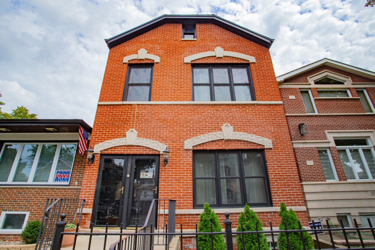 Primary Photo - 3607 S Emerald Ave