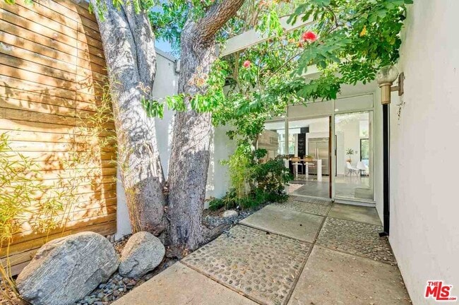 Foto del edificio - 3744 Cody Rd