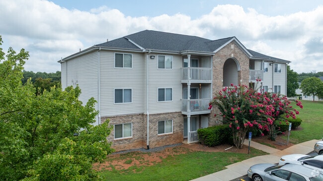Building Photo - Landings & Villas of Hickory