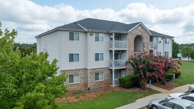 Building Photo - Landings & Villas of Hickory