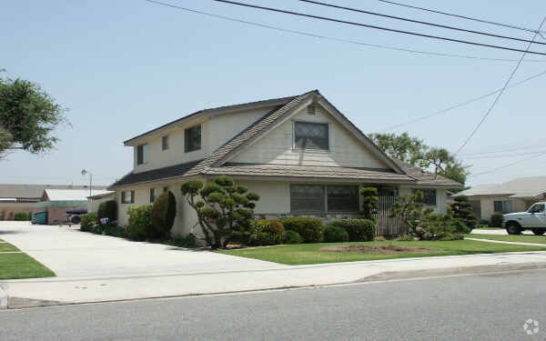 Primary Photo - 9917-9939 Rose St