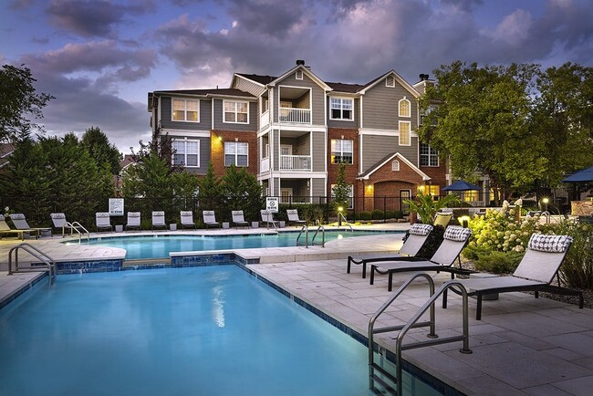 Piscina para disfrutar al atardecer - Lake Clearwater Apartments