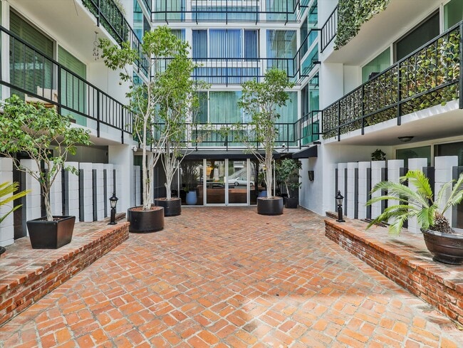 Building Photo - 9950 Durant Dr