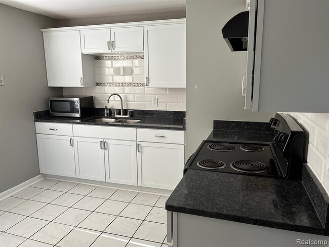 Building Photo - 2164 Hemlock Dr