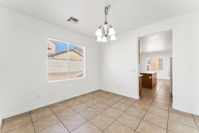 Foto del edificio - Cute 5 Bedroom Home with a 3 Car Garage!