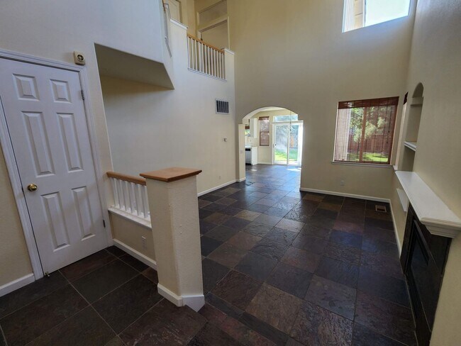 Building Photo - Beautiful 3 bedroom, 2.5 bath two story home