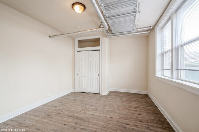 Foto del edificio - 5419 W Montrose Ave