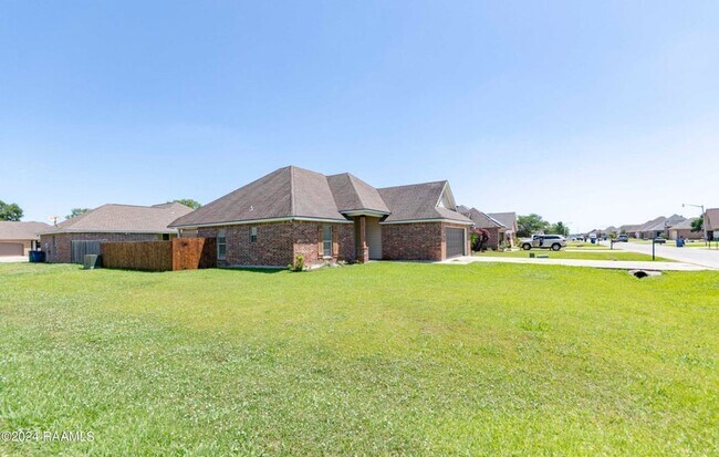 Building Photo - 3 bedroom, 2 bath home
