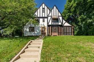 Building Photo - 618 S Harvey Ave